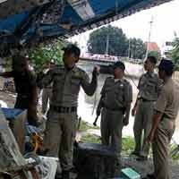 Antisipasi Banjir, Satpol PP Tertibkan Bangli Stren Kali