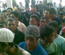 Pakai Sandal, Pendukung Nasrudin Dilarang Masuk Pengadilan