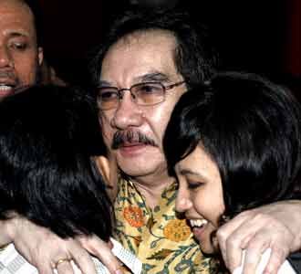 Antasari Peluk Kedua Putrinya