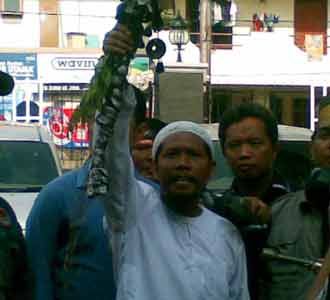 Bawa Golok Pendukung Nasrudin Berorasi