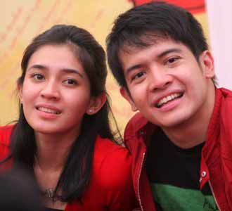 Dhini-Dimas Kompak Berbaju Merah