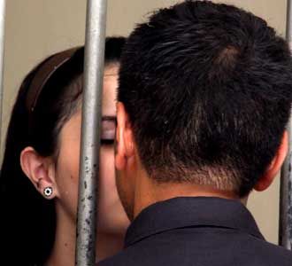 Jennifer Dunn Cium Suami Orang