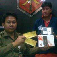 Berbekal Cek Palsu, Johannes Tipu Konter Handphone