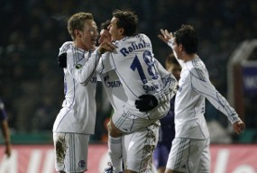 Schalke Lengkapi Semifinalis