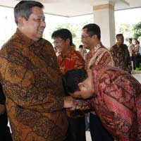 Foto Ketum PWI Cium Tangan SBY Ramai di FB & Twitter