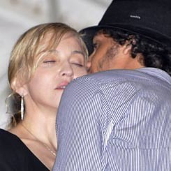 Madonna & Jesus Luz Kepergok Ciuman di Klub Malam