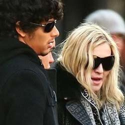 Rujuk, Madonna dan Jesus Luz Liburan di Brasil