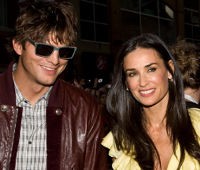 Twitter Bantu Ashton Kutcher Halau Paparazzi