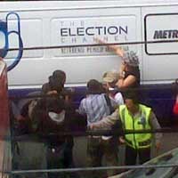 Dilarang Bertemu Pansus, Gayatri Coret Mobil MetroTV dengan Darahnya