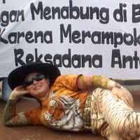 Coreti Tembok Eks Bank Century, Gayatri Diamankan Polisi