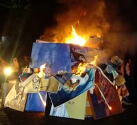 Seniman Bandung Bakar Lukisan