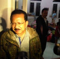 Ibu-ibu Berebut Foto Bareng Foke di Pengungsian