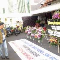 Bu Mega Kirim Karangan Bunga ke Markas Bendera