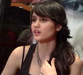 Cinta Laura Laris Manis