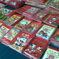 Sepi Pembeli, Pedagang Amplop Rela Berjualan Sampai Malam