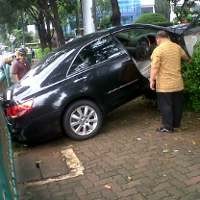Ngegas Berlebihan, Toyota Camry Nyungsep di Pancoran