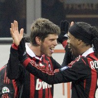 Huntelaar Antar Milan ke Posisi Dua