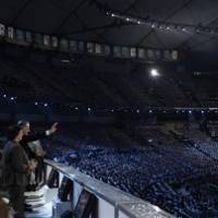 Duka Warnai Pembuka Olimpiade Musim Dingin 