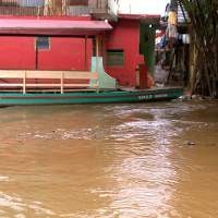 Banjir Surut, Warga Bantaran Sungai Ciliwung Bersihkan Rumah