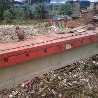 Sampah Ciliwung Dikeruk, Lalu Lintas Kalibata Tersendat