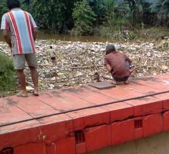 Sampah Ciliwung Dikeruk