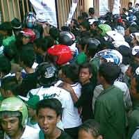 Ribuan Bonek dan Viking Berebut Membeli Tiket