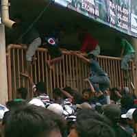 Loket Tak Kunjung Dibuka, Ribuan Bonek Panjat Pintu Stadion