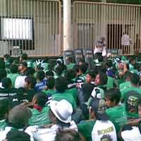 Tak Kebagian Tiket, Para Suporter Nikmati dari Layar