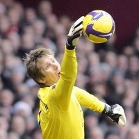 Van der Sar Siap Bertahan
