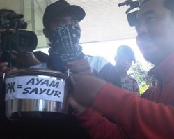 Desak Dana Emir di Century Diusut, Pendemo Beri Ayam Sayur ke KPK