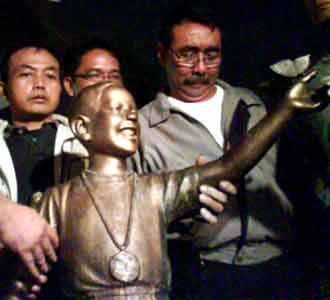 Patung Obama Kecil Dipindah