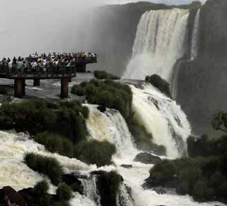 Menikmati Air Terjun Iguazu Menikmati Air Terjun Iguazu