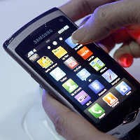 Samsung Keluarkan Ponsel Bada dengan Super Amoled