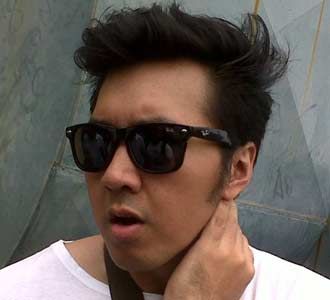 David Naif Berkacamata Hitam