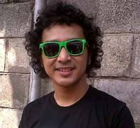 Giring Nidji Berkacamata Hijau