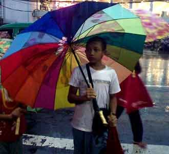 Mengais Rezeki di Tengah Hujan Mengais Rezeki di Tengah Hujan