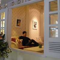 Asiknya Berfoto di Cafe