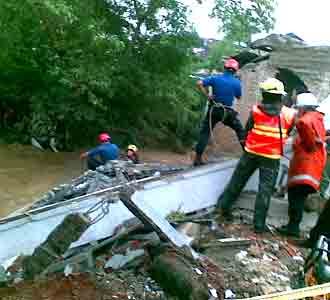 Rumah Ambrol Tergerus Sungai