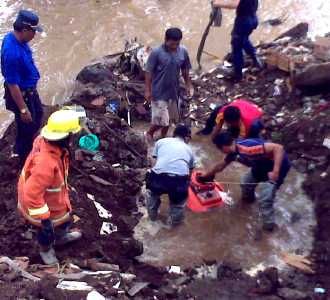 Evakuasi Rumah Ambrol Dilanjutkan