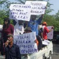 Kecam SK Mendagri, Warga Ngawi Demo Blokir Jalan