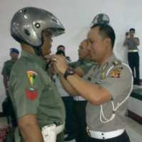 Polisi Bagikan 200 Helm Standar ke Tentara