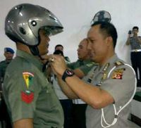 Polisi Bagi-bagi Helm ke Tentara