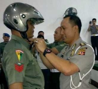 Polisi Bagi-bagi Helm ke Tentara
