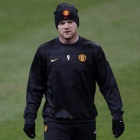 Rooney Tutup Kuping untuk Pujian