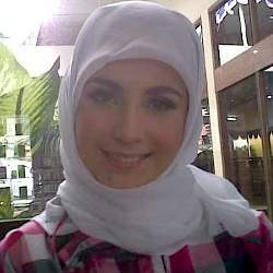 Berjilbab, Arumi Bachsin Diserang Penggemar