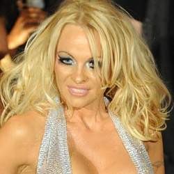 Bergaya Bak Penari Striptis, Pamela Anderson Menuai Kritik