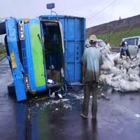 Waspadai Raya Porong, Dua Truk Terguling 