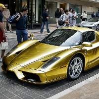 Ferrari Enzo Berbalut Emas 