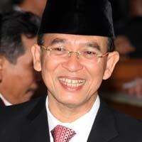 Satu Menteri Disentil, yang Lain Mengecil?