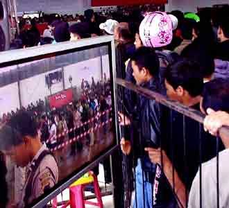 Ribuan Orang Antre Ponsel Murah